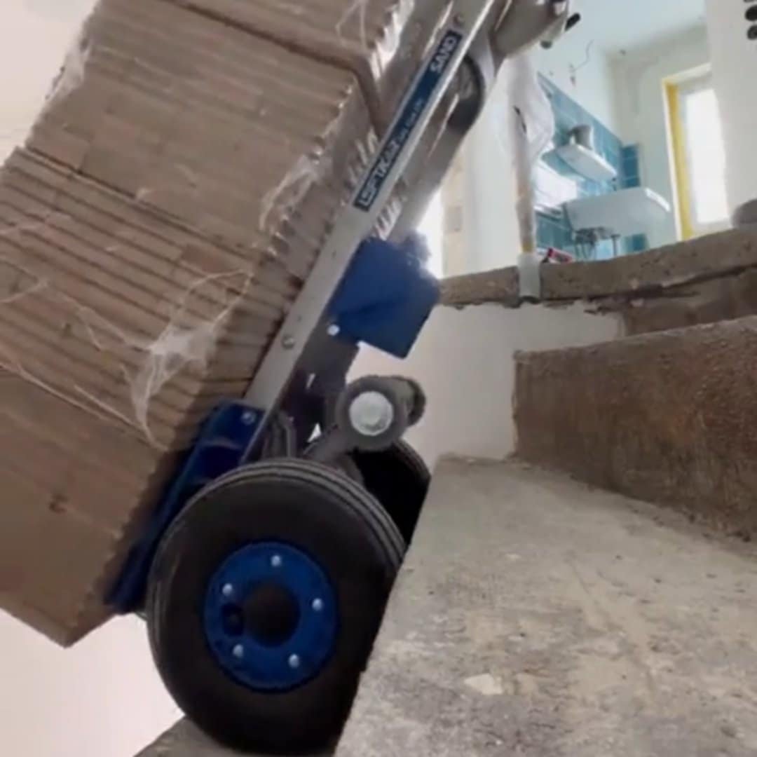 Read more about the article Conquer Stairs LiftKar Electric Hand Truck