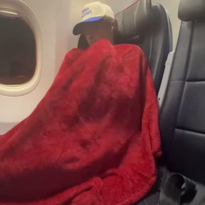 Read more about the article EverSnug Travel Pillow Blanket