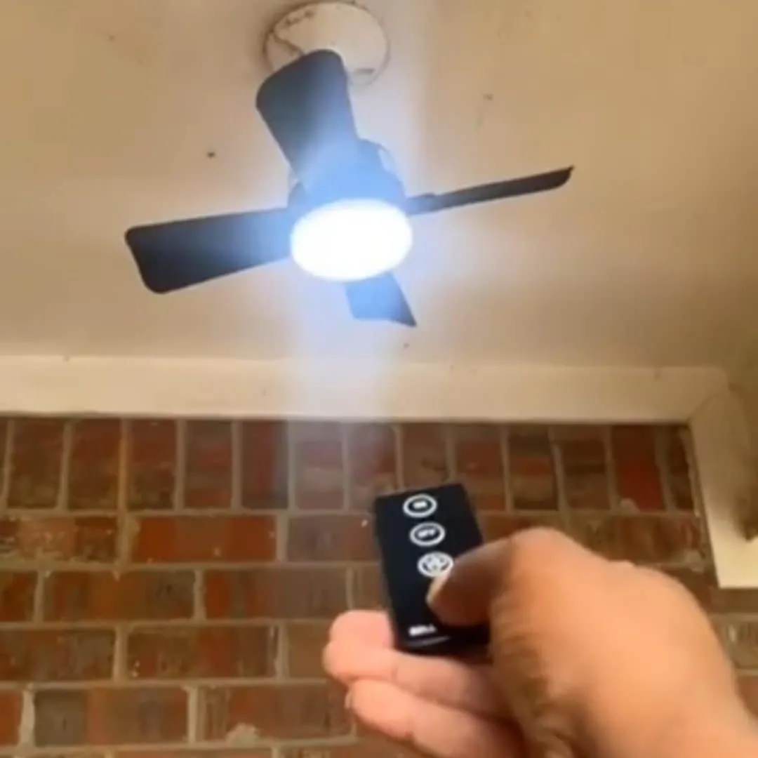 Read more about the article Socket Fan Light with Remote